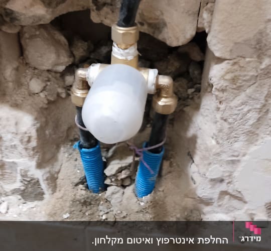 צנרת מים עם חיבורים בקיר במהלך שיפוץ